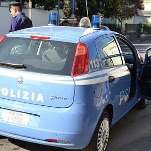 A nove anni difende la mamma dai rapinatori del kebab, preso a schiaffoni