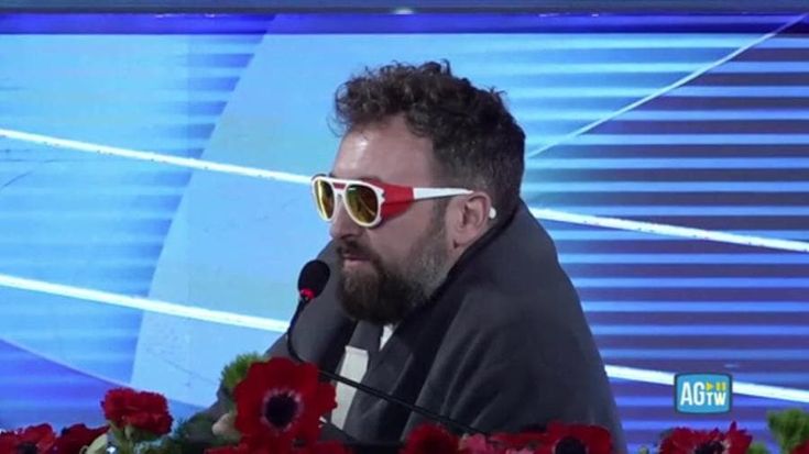 Codacons contro Dargen: "Il fiore arancione è pubblicità occulta di Aperol". Lui: "Neanche lo bevo"