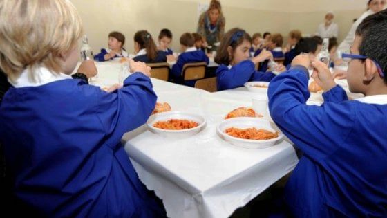 Napoli, refezione scolastica troppo cara: "No al contributo extra per la mensa"
