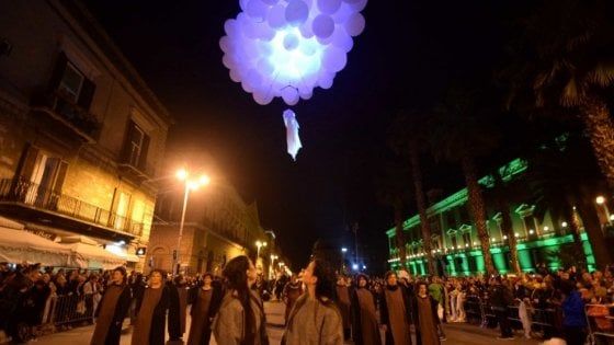 San Nicola a Bari, corteo con danze acquatiche e le frasi di don Tonino Bello: show con 500 figuranti
