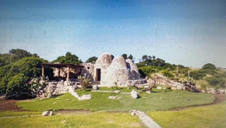 Costa Ripagnola, apre il bar nel trullo sulla costa di Polignano. “Rivolto a un target alto”