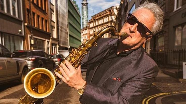 Cosa fare a Milano oggi 11 febbraio: “Eccoci qui” al Teatro Oscar e Ray Gelato al Blue Note