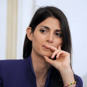 Comunali, nuovo ricorso contro la Raggi: "Ha firmato contratto con il Movimento, è ineleggibile"