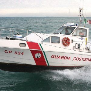 Barletta, il cadavere di un uomo affiora dal mare: il pm dispone l'autopsia per identificarlo