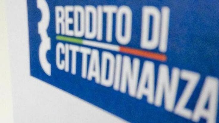 I percettori del Reddito di cittadinanza “licenziati” dall’Inps con un sms