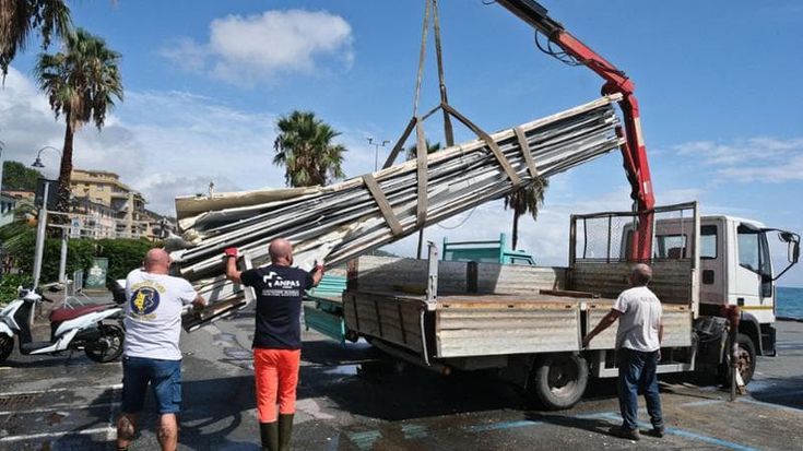 Stabilimenti balneari devastati, frane e alberi abbattuti, la Liguria conta i danni