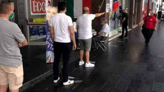 Parma, saluto romano al banchetto di Fratelli d'Italia. Pizzarotti: "Finché sarò sindaco non passerete mai"