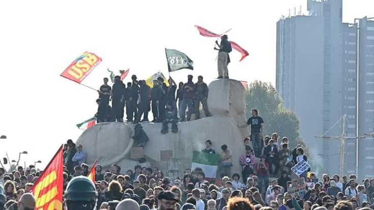 Due feriti e due fermati a Torino in una carica al corteo di studenti e lavoratori