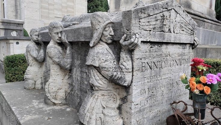 Così angeli, busti e lapidi raccontano in Certosa storie d’amore e libertà