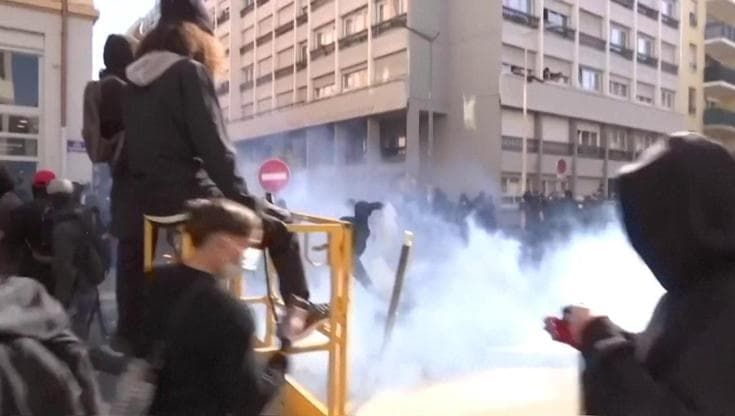 Lione, in piazza la protesta degli studenti: la polizia spara lacrimogeni