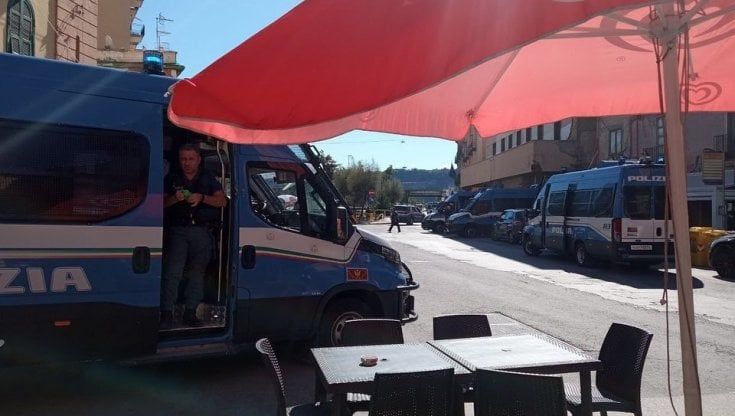 Comizio di Meloni a Napoli, Bagnoli blindata. Il laboratorio Iskra: "Quartiere in ostaggio della destra"