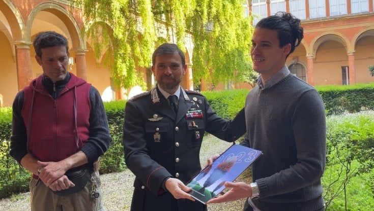 I carabinieri premiano l'autista eroe di Tper mentre il molestatore del bus viene scarcerato