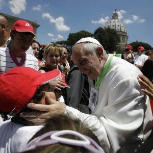 "Vengo in strada anche io per fare la carit&agrave; ai poveri", il mistero del Papa elemosiniere