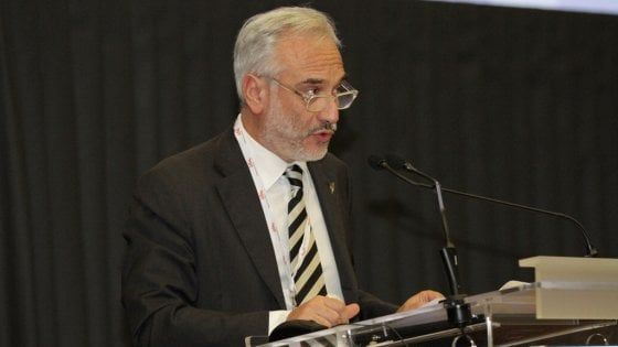 Aiom: "Non nuove tasse, ma spostare le accise per finanziare i farmaci anticancro"