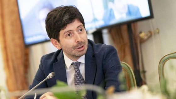 Trasporti pubblici, parafiati laterali su treni e bus per derogare al limite di passeggeri. Scuolabus, niente distanziamento sotto i 15 minuti