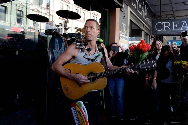 Australia, Coldplay musicisti di strada: sul set del nuovo videoclip