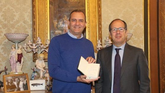 Napoli, il presidente Macron invia doni per il sindaco e per la città