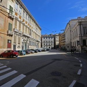 Un triangolo pedonale in centro, tra Fontane Marose, via XXV Aprile e via Roma: stop al traffico privato
