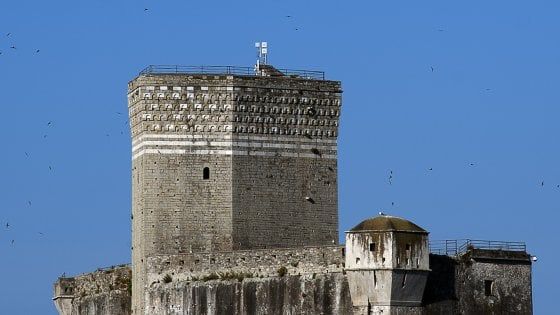 Lerici in rivolta: "Via le antenne dal castello duecentesco, è uno sfregio"