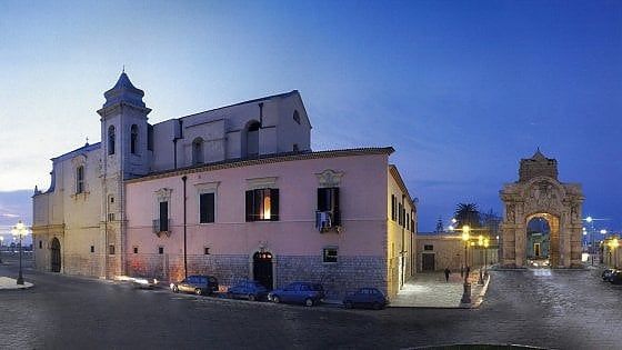 Barletta, la statua della Madonna sfila davanti a due aziende indagate. E i cittadini insorgono