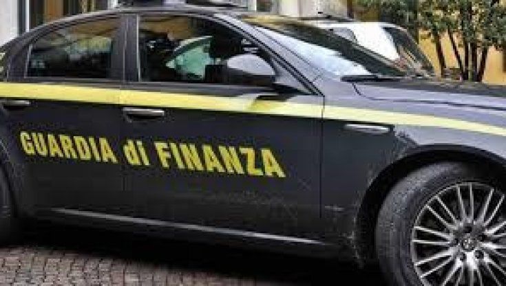 Salerno, danni e truffa a istituto di credito: 9 arresti