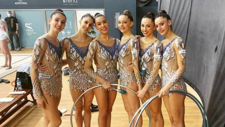 Ginnastica ritmica, farfalle azzurre d'argento alle 5 palle in Azerbaijan
