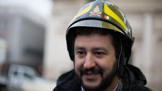 Il sindacato dei pompieri denuncia Salvini: "Bloccate questo uso improprio della divisa"