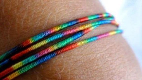 Regalano i braccialetti della fortuna, poi vogliono i soldi: 2 ambulanti arrestati a Milano
