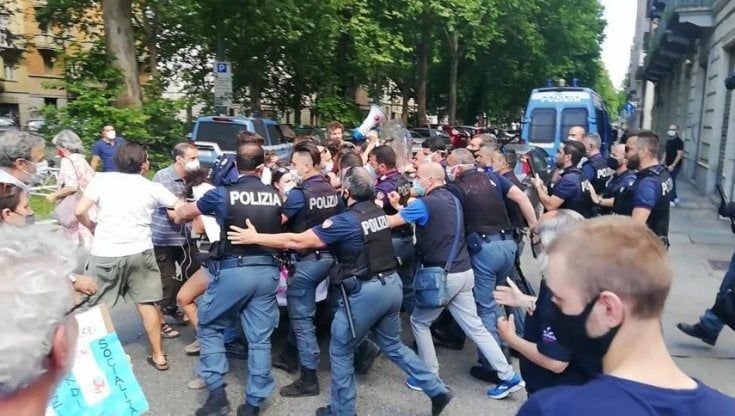 Manifestazione per la riapertura del Maria Adelaide. La polizia blocca l'occupazione dell'assessorato alla Sanità