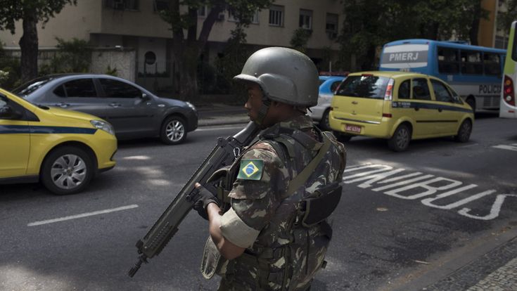 Brasile, militari in strada contro la violenza infinita: viaggio nella Rio governata dal crimine