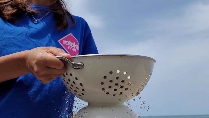 Bari, a Pane e Pomodoro si pulisce la sabbia con gli scolapasta: l'idea di Retake per la spiaggia cittadina