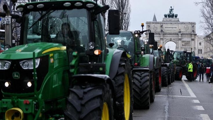 Germania paralizzata dai trattori: tra gli agricoltori in piazza anche gruppi di provocatori neonazisti