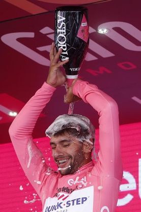 Giro d'Italia, Gaviria vince nel vento: il film