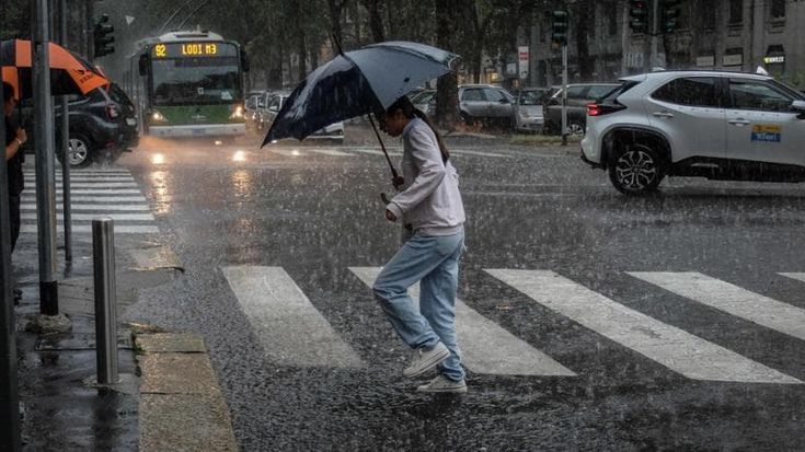Previsioni meteo, giovedì nero tra pioggia e vento forte. Allerta arancione in 5 regioni