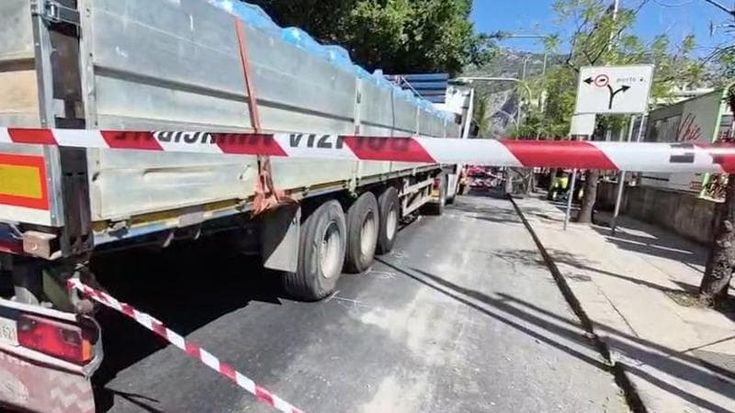 La morte del ciclista nella strada soffocata dal traffico dei Tir