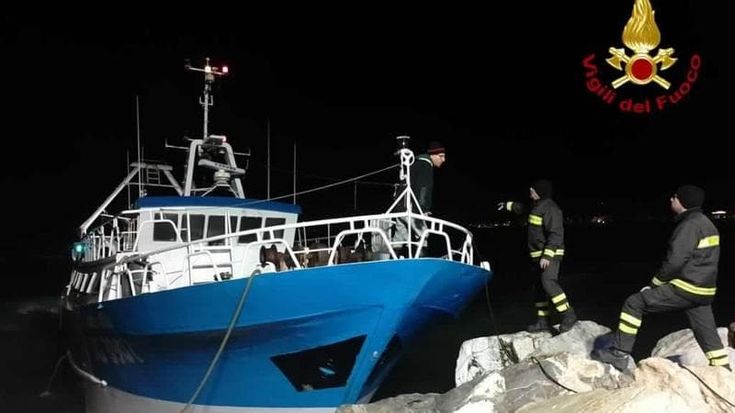 Peschereccio finisce sugli scogli: “A Viareggio troppa sabbia nel fondale del porto, così si rischia la vita”