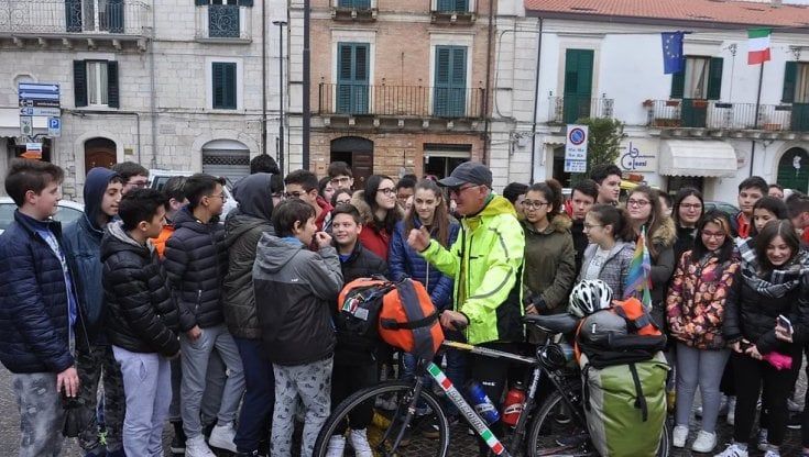 Il ciclista della memoria che gira l'Italia perché i giovani non dimentichino