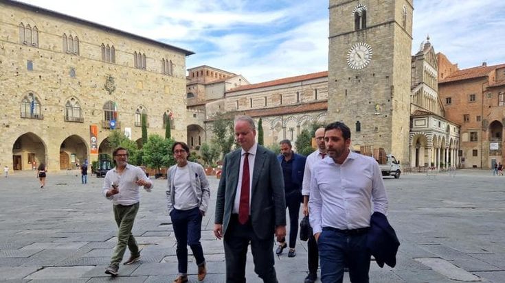Corsa a sindaco Firenze, Schmidt a braccetto con Tomasi, FdI: “Indubbiamente meglio di Nardella”. E il direttore degli Uffizi diventa italiano