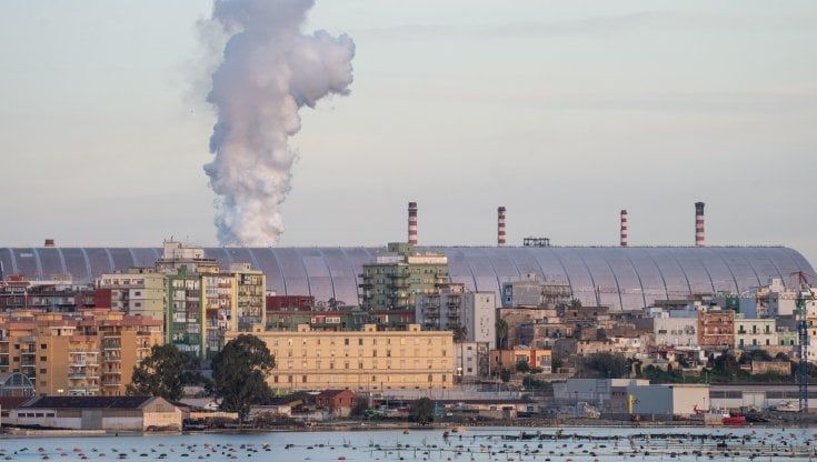 Ex Ilva di Taranto, il Tar ordina lo stop agli impianti: "Pericolo urgente per la salute dei cittadini"