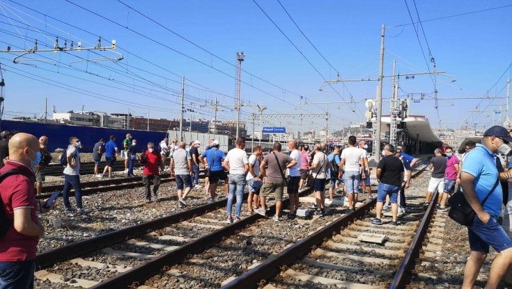 Whirlpool, 150 lavoratori occupano per un'ora i binari della stazione centrale a Napoli 