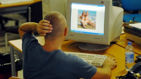 Milano, finto adolescente adescava minori online: arrestato informatico 36enne