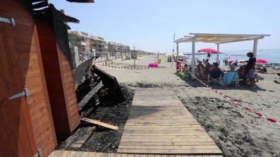 Bruciati i bagni dei disabili a Ostia, a chi dà fastidio che si parli del lungomuro