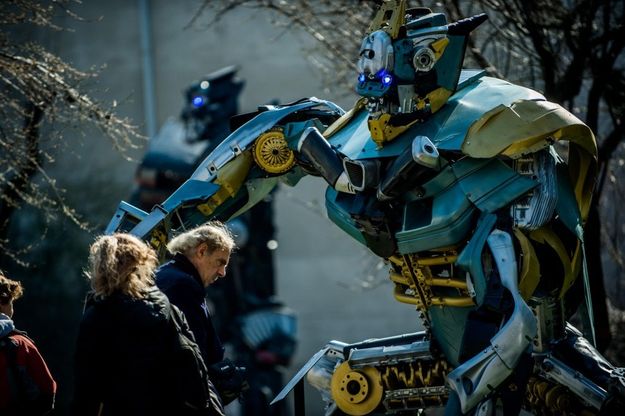 Milano, l'invasione dei Transformers giganti: dalle discariche alla conquista dei musei 