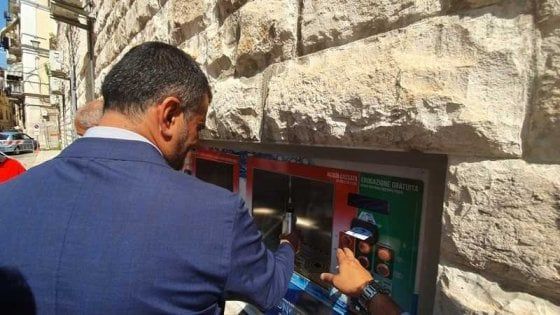 Bari vecchia, inaugurata la casa dell'acqua: la minerale 'alla spina' costa 5 centesimi al litro