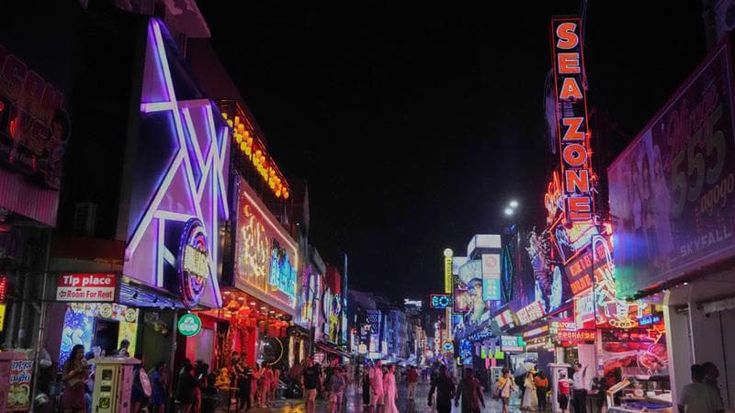 L’odissea della portaerei Lincoln finisce nella capitale del sesso della Thailandia