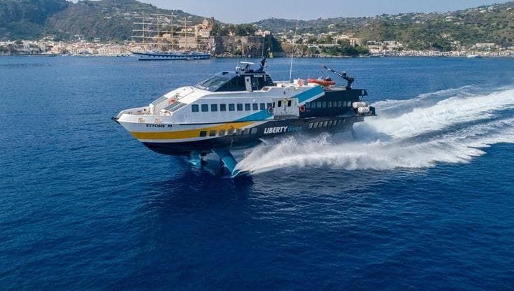 Avaria al motore, aliscafo costretto a tornare indietro: 157 passeggeri ripartiranno in traghetto