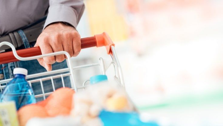 Spesa famiglie: gli italiani riducono dell’1% il mix del carrello. A dicembre inflazione stabile al 15,1%