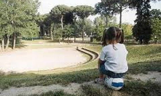 A quattro anni va a comprare le patatine da sola. Condannato il padre