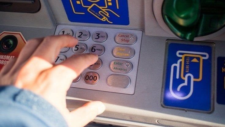 Bancomat, più trasparenza e un tetto alle commissioni per rispondere ai rilievi Antitrust