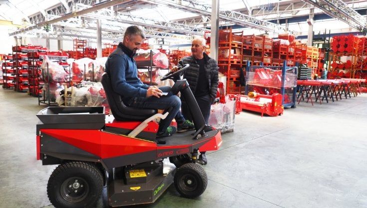 Dalla sindaca Hidalgo per i parchi di Parigi, ai vigneron dello Champagne: ecco chi usa i trattori full electric made in Tuscany 